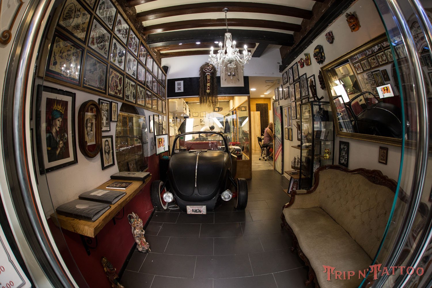 Intérieur du studio Trip n' Tattoo dans le Quartier Gothique de Barcelone