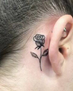 Tatuaje rosa detrás de la oreja fine line Barcelona.
