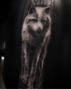 Tatuaje realista de alta precisión realizado en Trip n Tattoo Barcelona