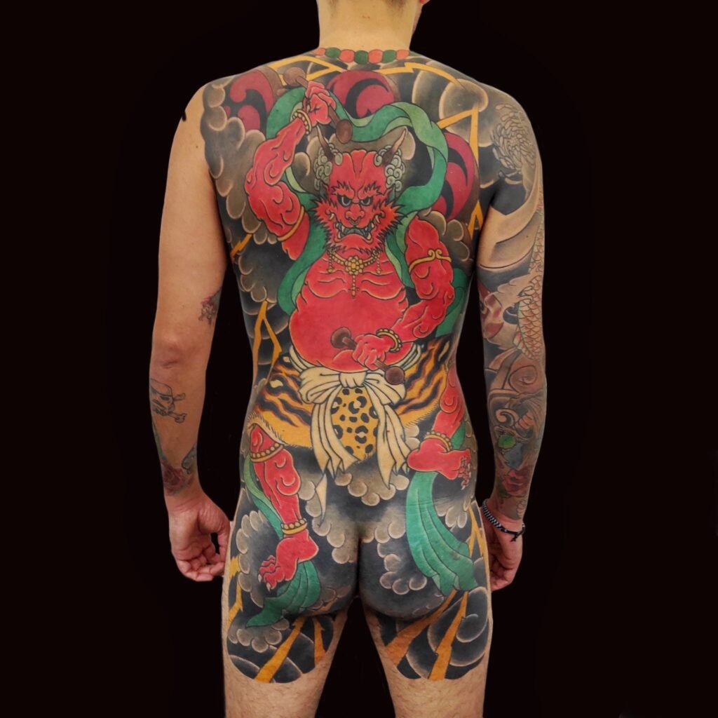 Tatuaggio giapponese tradizionale (irezumi) sull'intera schiena, con il dio del tuono Raijin tra nuvole e fulmini, realizzato da Gustavo presso Trip n' Tattoo, Barcellona