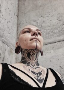 Tatuaje de patrones geométrico desde el pecho al cuello en Barcelona.