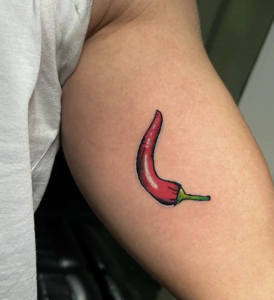 Tatuaje chili a color interior brazo Barcelona.