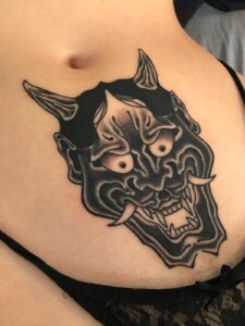 Detalle de tatuaje en tinta negra sólida y líneas gruesas cicatrizado - Trip n' Tattoo