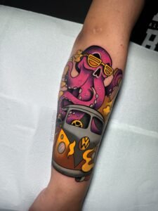 Tatuaje New School de pulpo con furgoneta en el antebrazo, Barcelona - Trip n' Tattoo