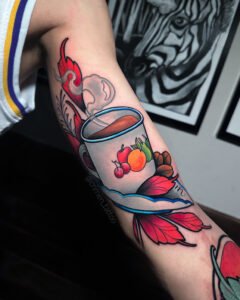 Taza humeante con frutas, tatuaje new school en el brazo, Barcelona - Trip n' Tattoo