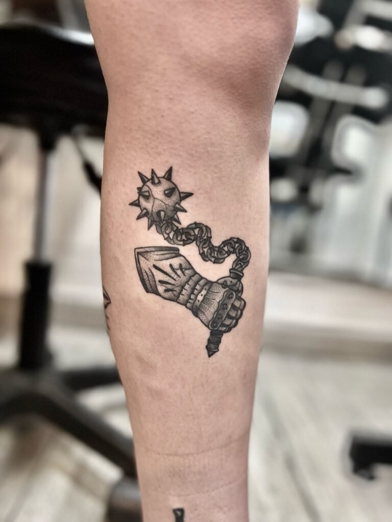 Tatuaje blackwork pequeño hecho en Trip n' Tattoo, Barcelona