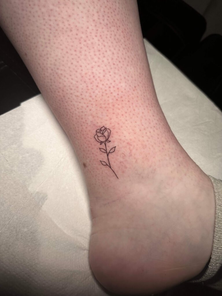 Rosa fine line hecha por Joni en Trip n' Tattoo, Barcelona