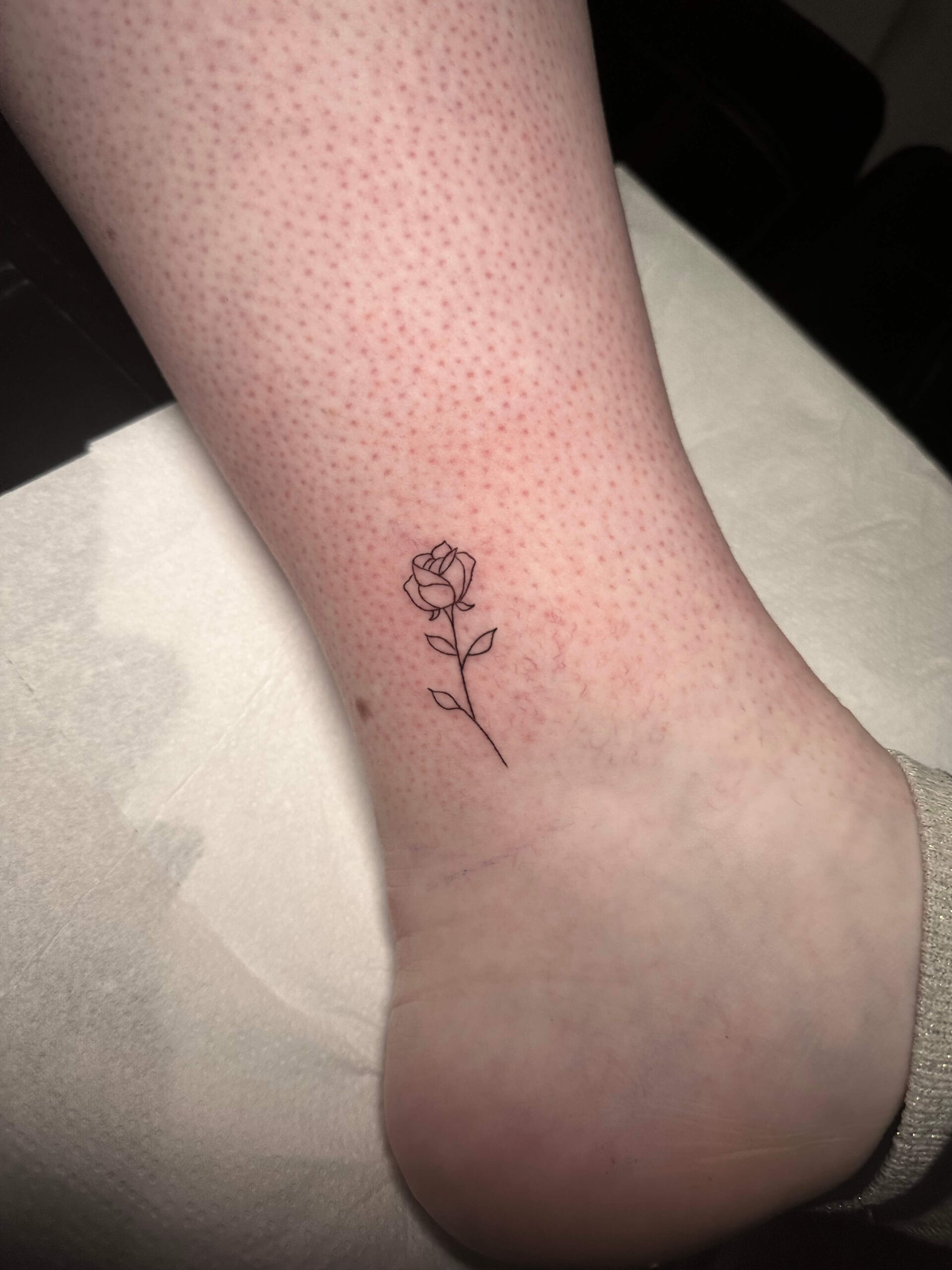 rosa fineline hecha en Trip´n Tattoo por Joni