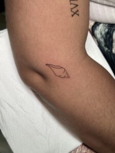 Detalle de tatuaje de línea fina curado realizado en nuestro estudio