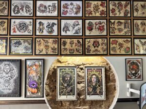 Pared llena de flash tattoo