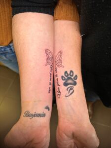 Detalle de un tatuaje para parejas con líneas finas y precisas hecho en el Barrio Gótico de Barcelona.