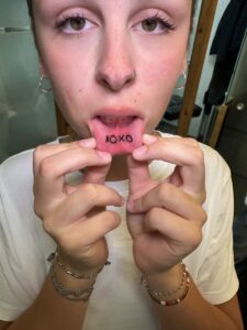 Inner lip tattoo XOXO recién hecho en el interior del labio en Trip n' Tattoo Barcelona