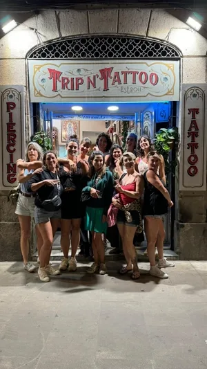 Grupo de 11 amigas francesas con tatuajes walk-in sin cita en la puerta de Trip n Tattoo Barcelona