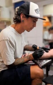 Joni Peralta tatuando un antebrazo en Trip n' Tattoo, Barcelona