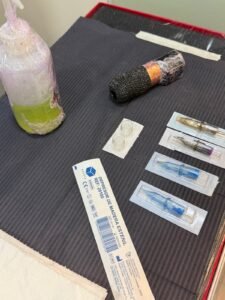 Puesto de trabajo con agujas de un solo uso en blíster y material protegido con film