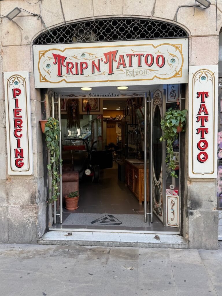 Fachada de Trip n' Tattoo en Carrer dels Escudellers 52, Barrio Gótico de Barcelona